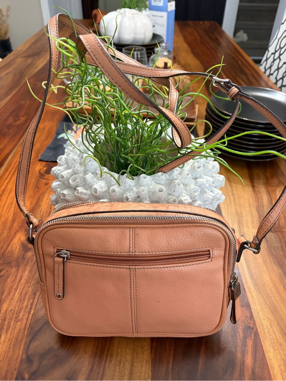 Tignanello Pebbled Leather Crossbody in Peach-Tan 🇮🇹🇮🇹🇮🇹